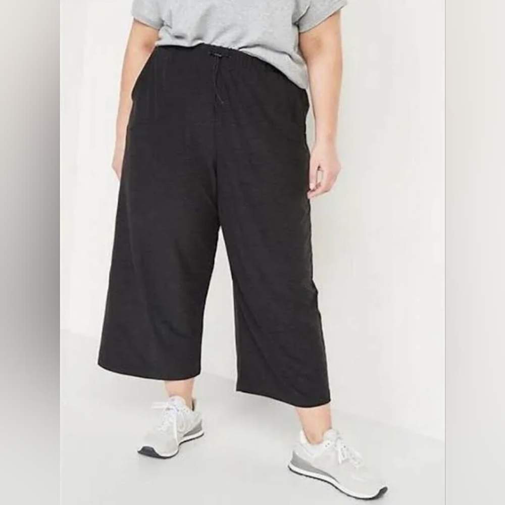 Old Navy Women's Breathe On Charcoal Gray/Black Wide-Leg Cropped Pants
